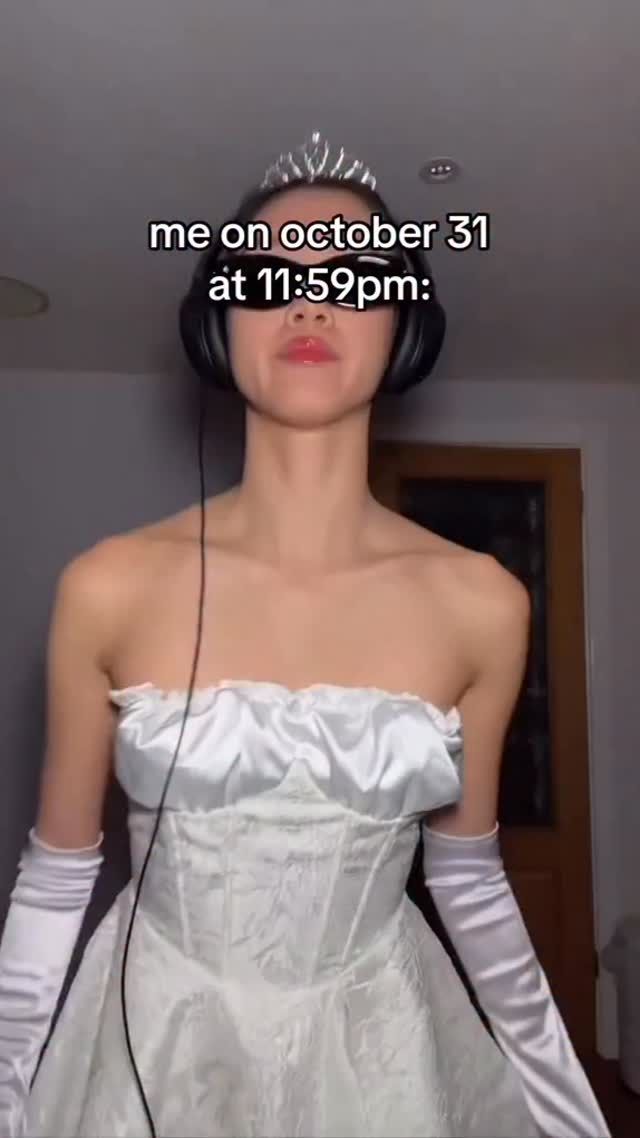 Instagram post by @leanneareum for Fashion Outfit. Caption reads: me on the 1st November 🎄🧦🎀🌟

#princessdiaries....