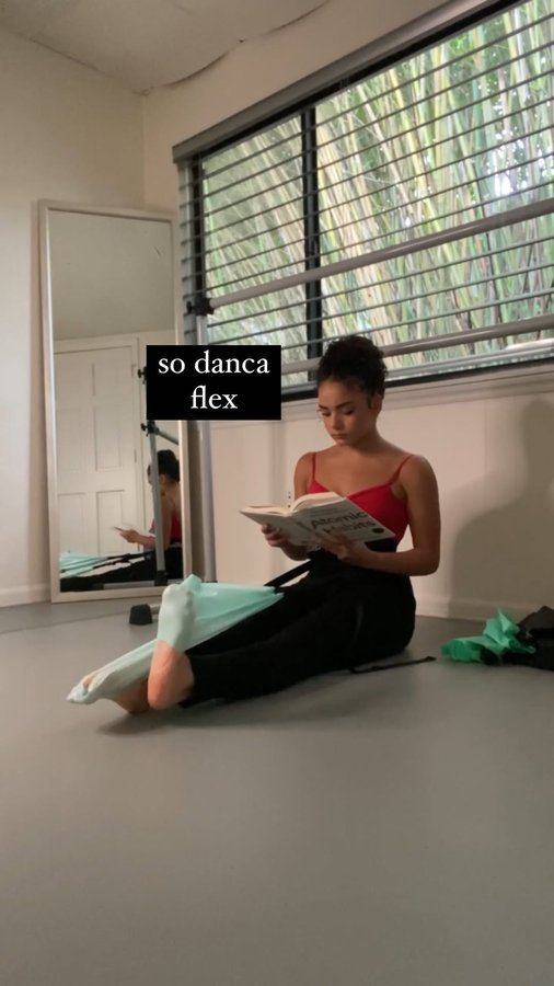 Instagram post by @noeleilani for Só Dança. Caption reads: NEW!! loving being able to stretch and strengthen....