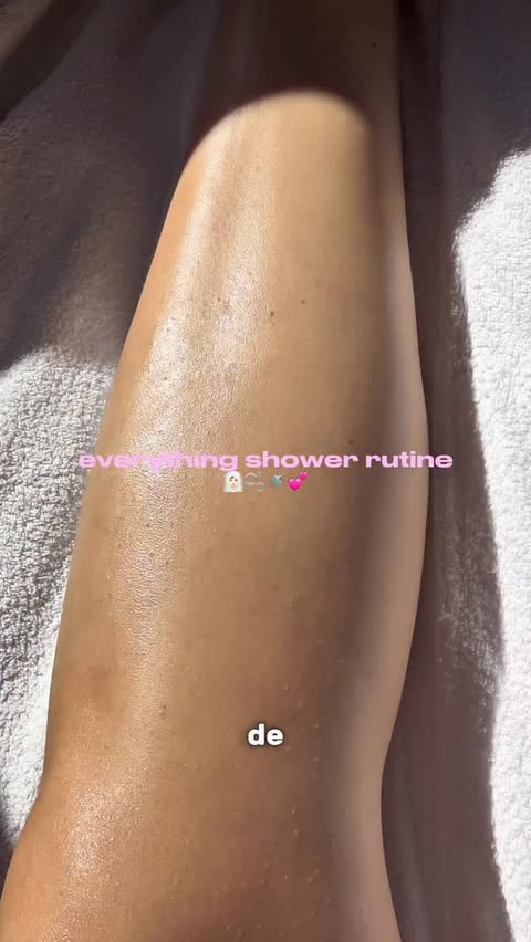 Instagram post by @oanavigu for Gillette Venus. Caption reads: [...] somn bun :)) Am inceput sa folosesc Gillette....