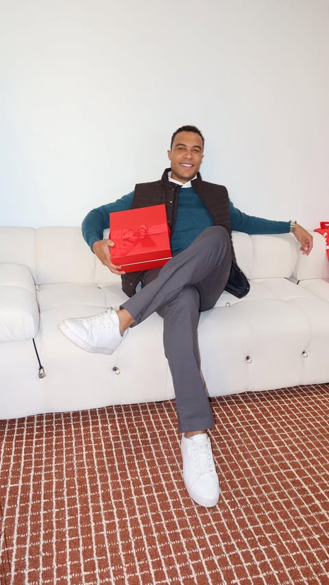 Instagram post by @dalemoss13 for Mack Weldon. Caption reads: [...] all about layers this holiday season....