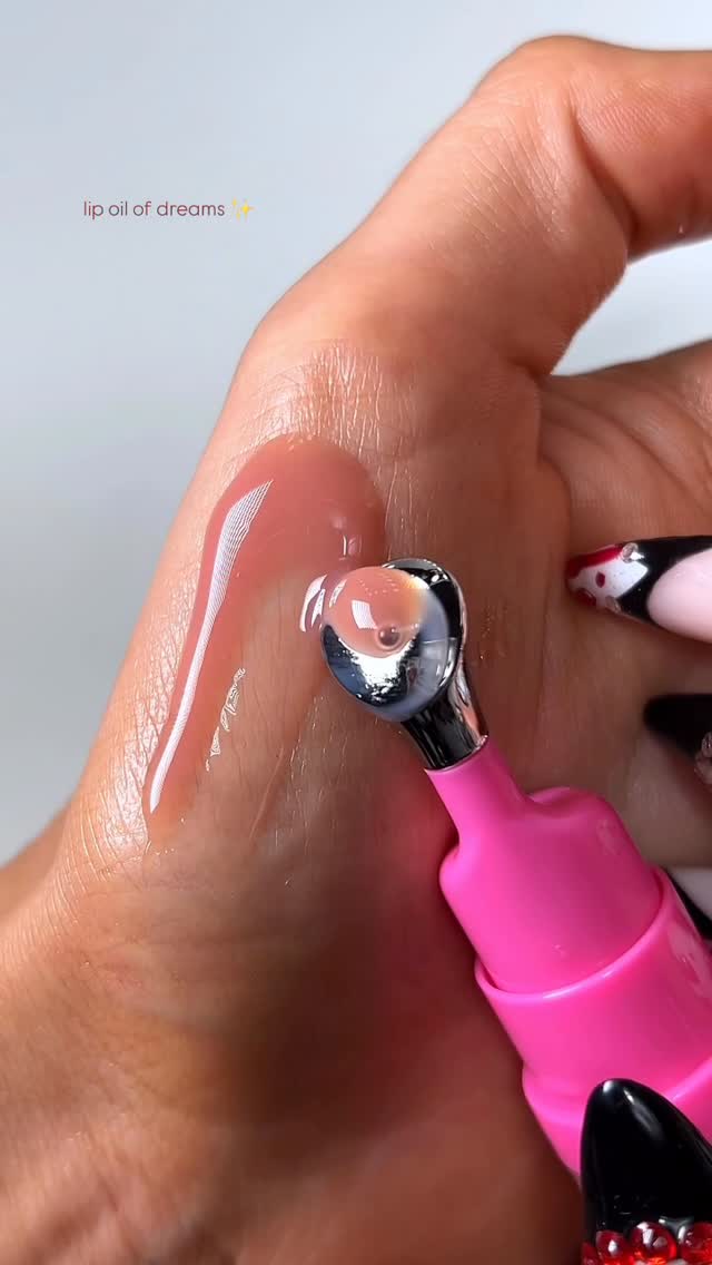 Instagram post by @itsheatherbell for Give Me Cosmetics. Caption reads: So smooth ✨🤍
from @giveme.cosmetics *pr....