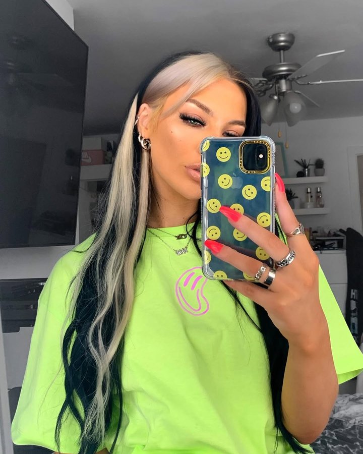 Instagram post by @_ellierose_ for Skinnydip London. Caption reads: keepin’ it groovy with @skinnydiplondon 

guys....