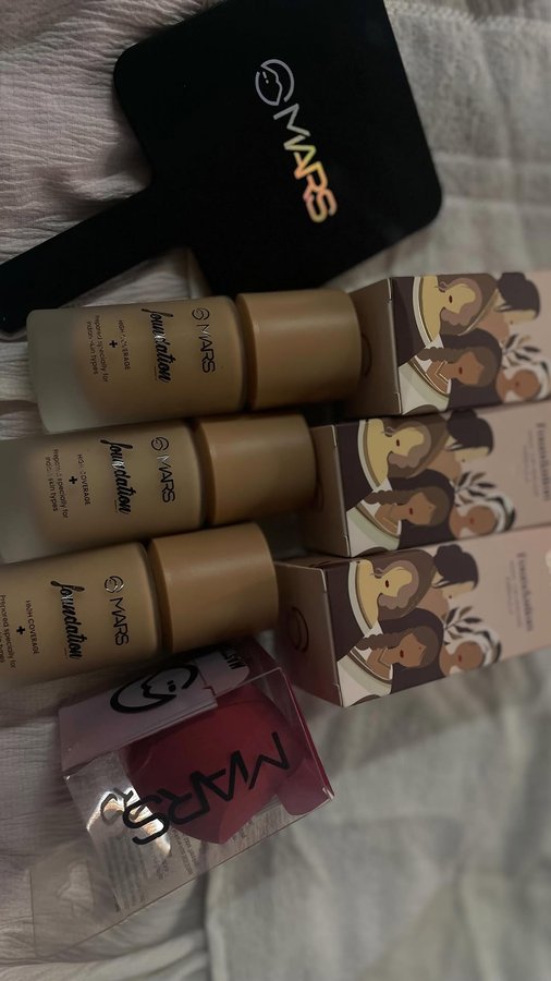 Instagram post by @aayushi.this.side for Viral Pitch. Caption reads: 3 Foundations & Microfibre Beauty Blender Product....