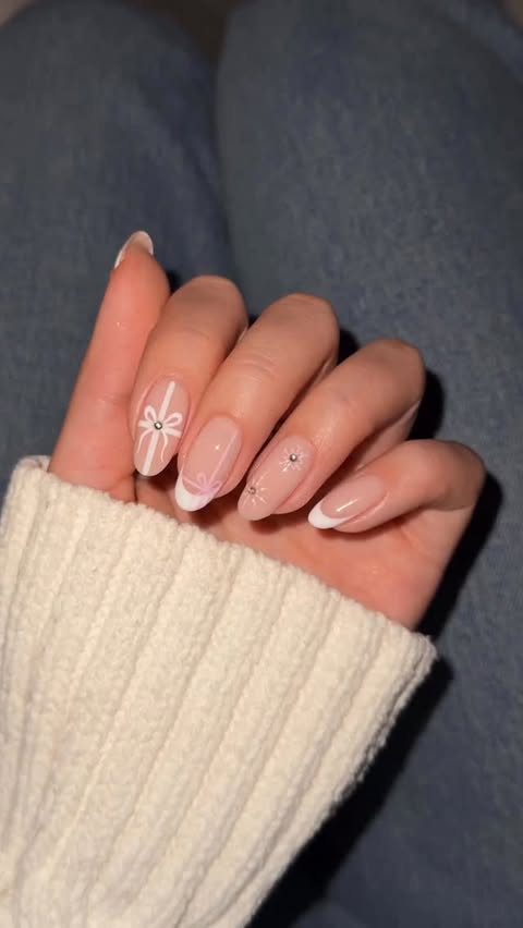 Instagram post by @heluviee for Sally Beauty. Caption reads: the sweetest christmas nails ☃️🎀✨❄️ sosooo adorbs....