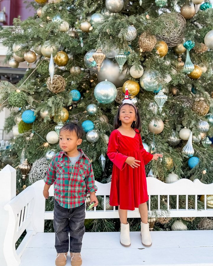 Instagram post by @gizweezy for FabKids. Caption reads: Ready for all the holiday fun with @fabkids....