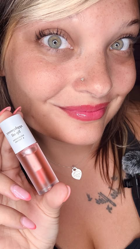 Instagram post by @stephies_reviews for nooni. Caption reads: ✨ @nooni_official HAS ENTERED THE CHAT ✨ I got to....