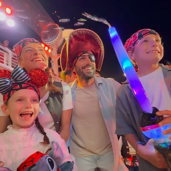 Instagram post by @disneydestinos for Disney. Caption reads: ¡Prepara tu parche y zarpa rumbo a la aventura!....