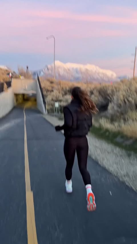 Instagram post by @isabellejensennn for Old Navy. Caption reads: [...] in?! i’m obsessed with how they fit!!....