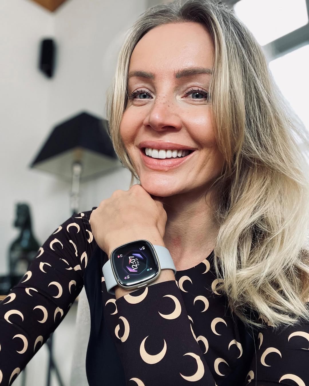 Instagram post by @aga_wozniak_starak for Fitbit. Caption reads: Listopad. Zimno, ciemno, świat szaleje, nasza....