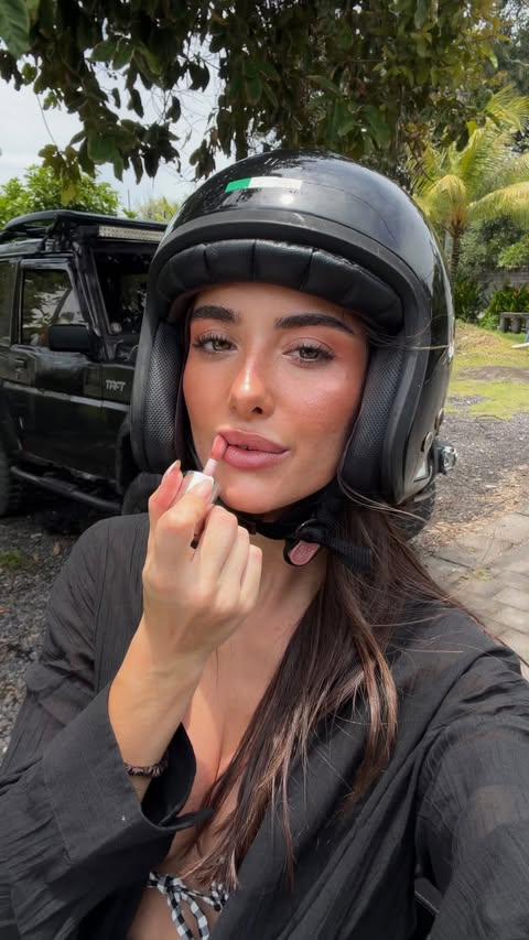 Instagram post by @elsa.ctr for H&M Beauty. Caption reads: [...] need your makeup to look good. 🛵 @hmbeauty....
