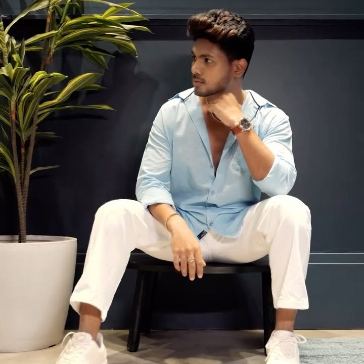 Instagram post by @deveshreddyy for Daniel Wellington. Caption reads: [...] the right time for style ⌚ Wearing....