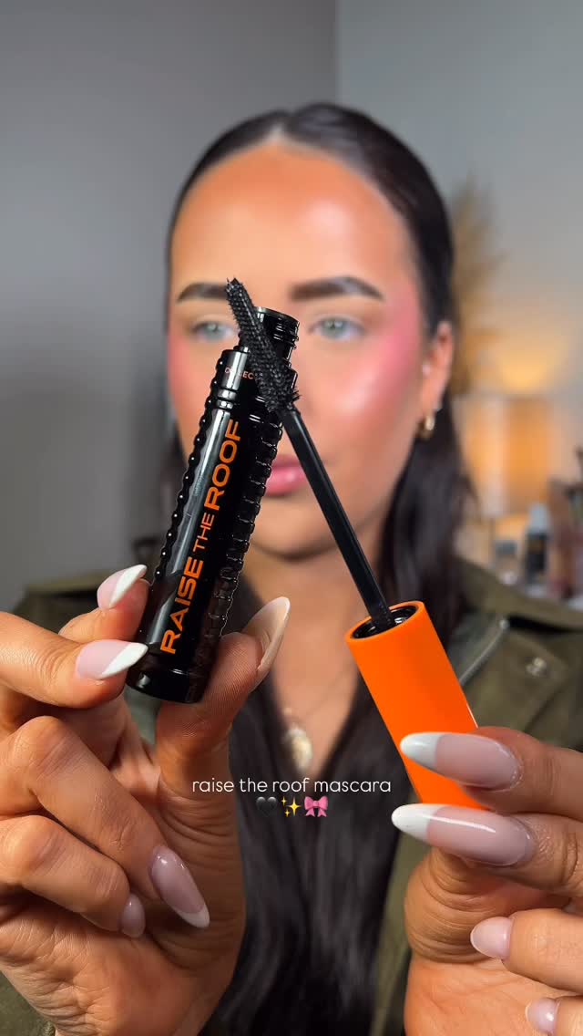 Instagram post by @itsheatherbell for Collection Cosmetics. Caption reads: I can see why this is viral 🤤🖤✨
From....