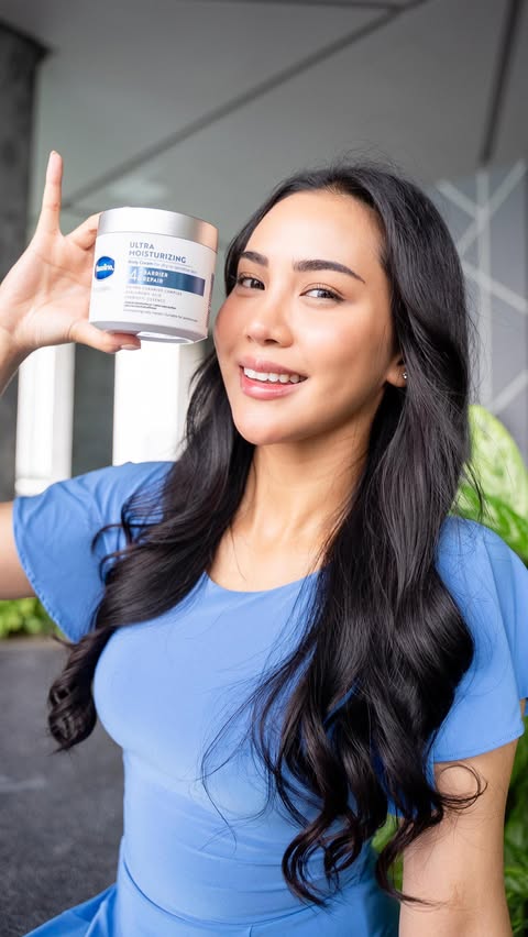 Instagram post by @sitikhadijahhalim for Vaseline. Caption reads: I drama, kulit I pon nak drama 😤
Pro Derma Ultra....