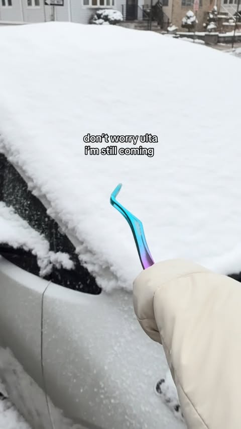 Instagram post by @wynncess for Falscara. Caption reads: [...] lash applicator against the world atp....