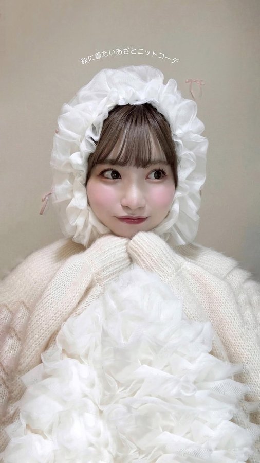 Instagram post by @amista_jp for Moment. Caption reads: @momentplus.official のawあざとコーデ🤍🎀 [...].