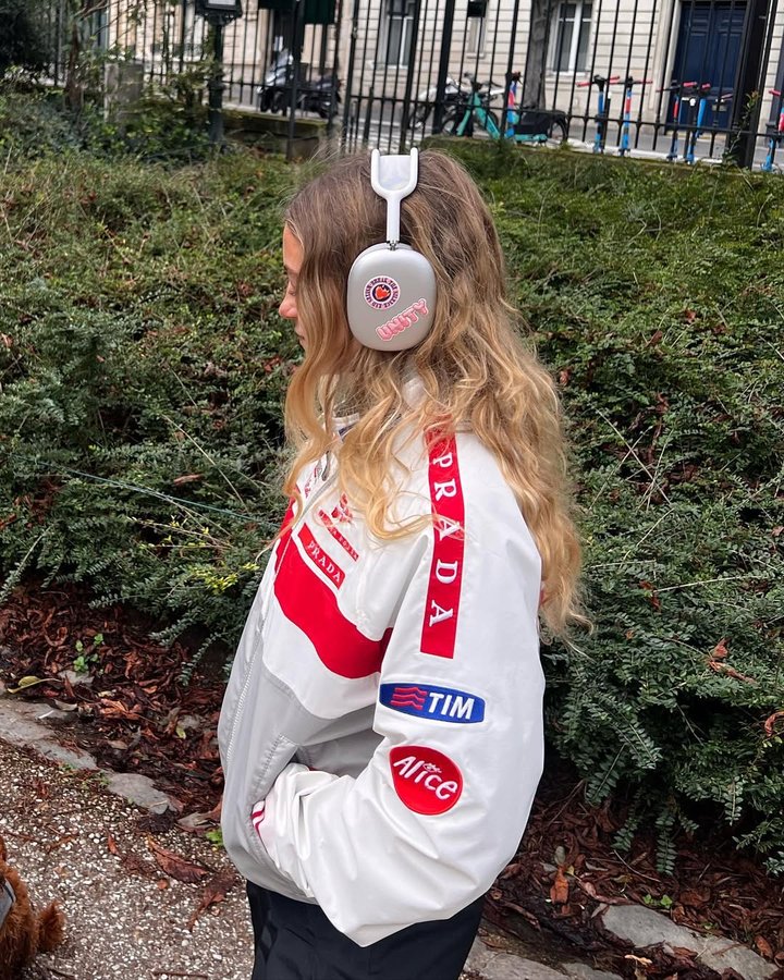 Instagram post by @frejasettergren for Holdit. Caption reads: @holditbrand UN Women support stickers 🫶🏼🫶🏼.