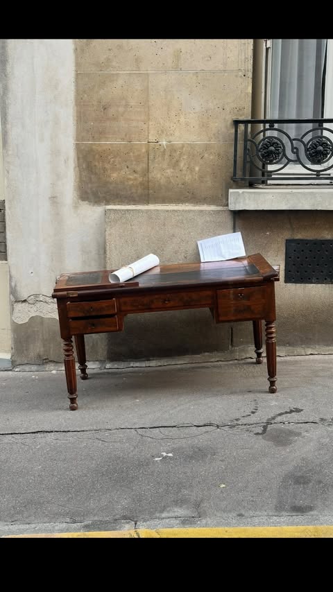 Instagram post by @lemarquandlaura for Mugler. Caption reads: raspberry @muglerofficial 
produits offerts.