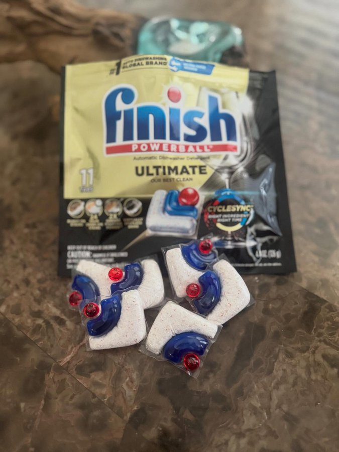 Instagram post by @adriana_lopes_cigagna for Finish. Caption reads: Finish Ultimate dishwasher pods for their [...].