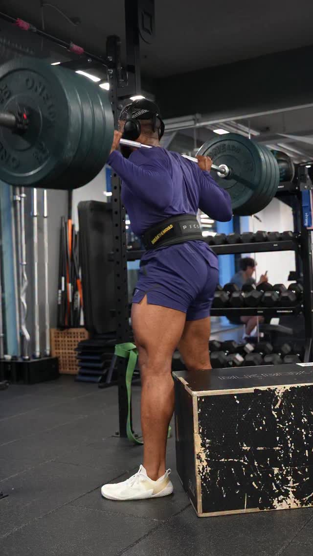 Instagram post by @obi_vincent for VIVOBAREFOOT. Caption reads: Full Posterior Chain (Hamstrings/Glutes/Lowerback)....