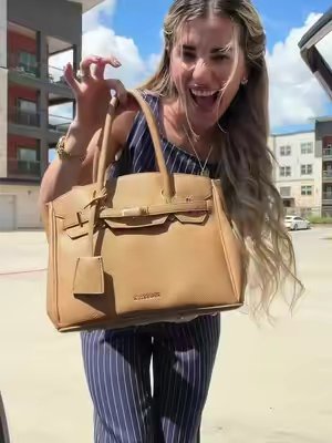 TikTok post by @eli_guerra2000 for Newbella Fashion. Caption reads: Bolsa @Newbella.Fashion.