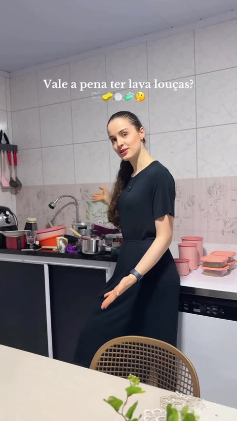 Instagram post by @paloma_vivian for Electrolux. Caption reads: [...] ter lava louças?🫧🍽️🤔

#lavalouças....