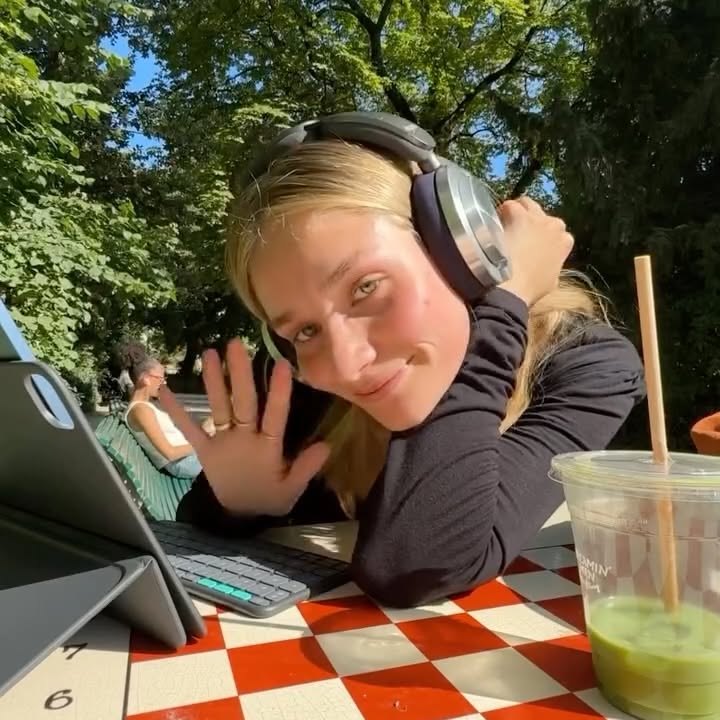 Instagram post by @leajplf for Logitech. Caption reads: Quand faut y aller, faut y aller !
Alors ? Vous....