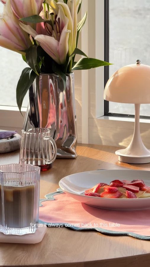 Instagram post by @itgirlhope for Sundays. Caption reads: [...] everything is up to 30% off during Sundays’....