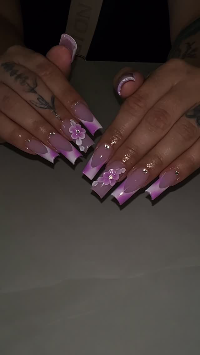 Instagram post by @sylviaesp_nails for Bluestreak Crystals. Caption reads: @bluestreakcrystals 💎 
Discount code: Sylvia....