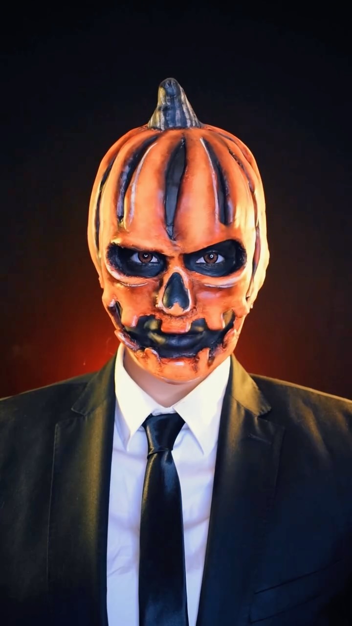 Instagram post by @_saratrigo for HalfPrice. Caption reads: 🎃💀Pumpkin Skull💀🎃.
-
Maquillaje inspirado en....