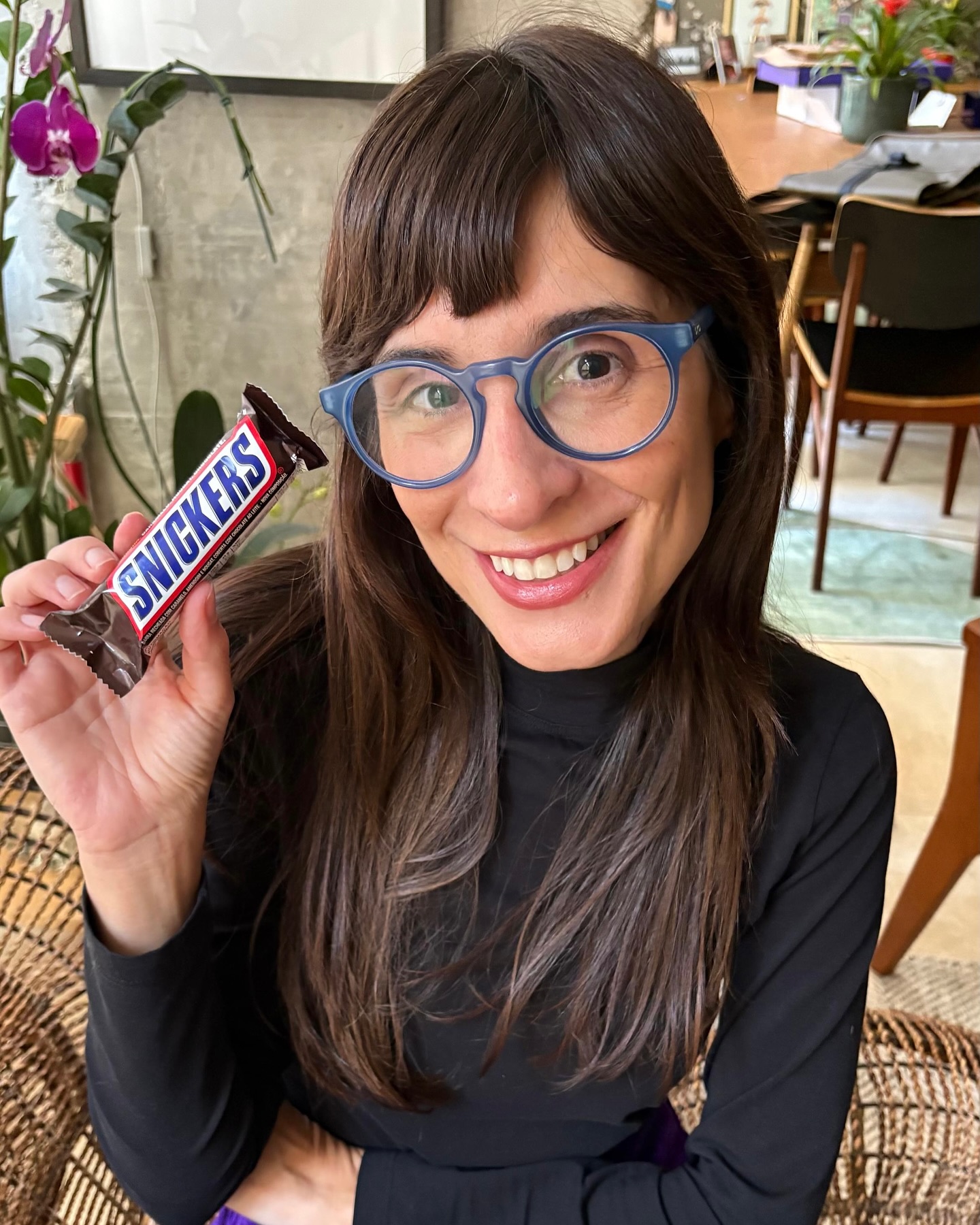 Instagram post by @cafremder for Snickers. Caption reads: Viajei, né? Era fome. SNICKERS®️ mata sua....