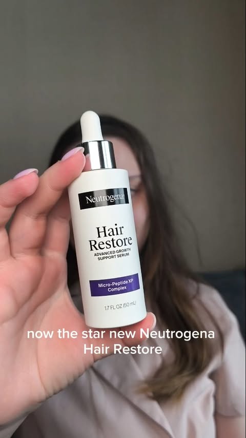 Instagram post by an influencer for Amazon. Caption reads: [...] clean hair days >> Shop now at Amazon 🛍️....