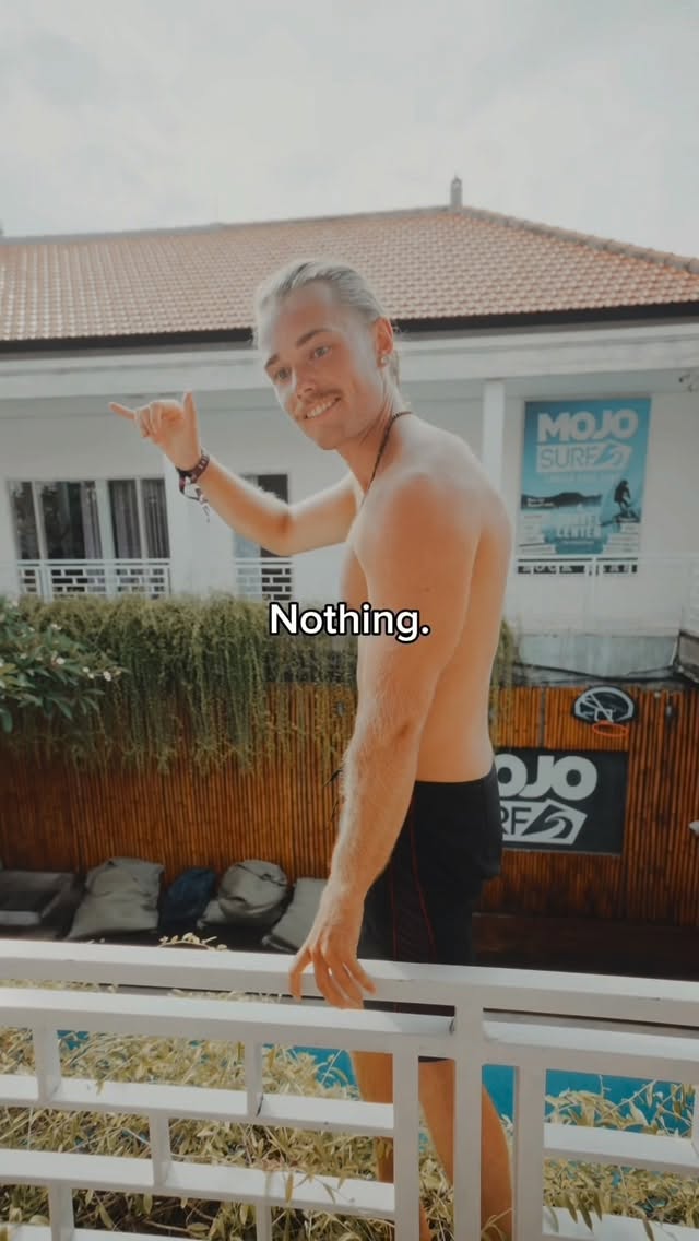 Instagram post by @noareserrunt for Mojosurf. Caption reads: 👇Pov: waking up at @mojo.surf hits....