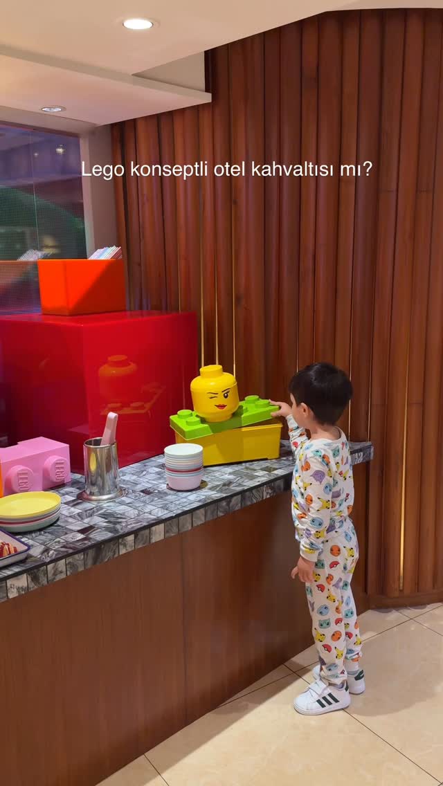 Instagram post by @orasiseninburasibenim for Shangri-la. Caption reads: Bu konsepti nasıl buldunuz? 🧸
Otelimiz....