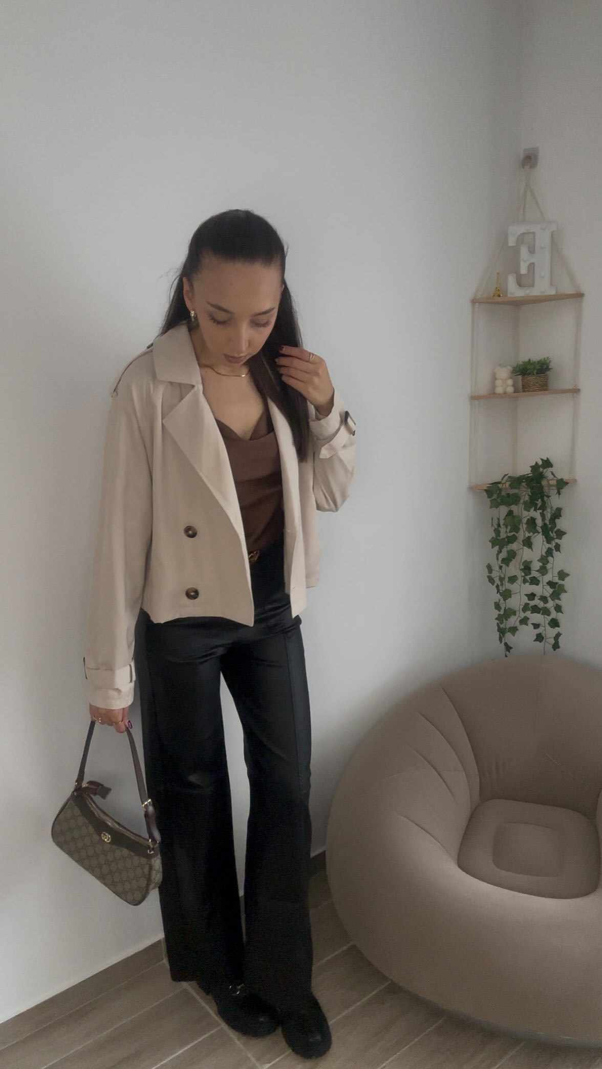 Instagram post by @esin_nedzhat for GUESS. Caption reads: Today’s #outfit #inspo 

Werbung/Anzeige für....