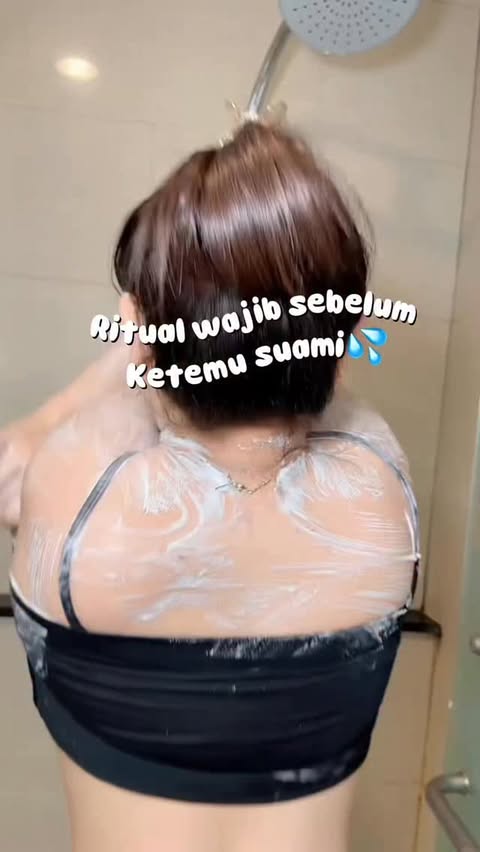 Instagram post by @devicasanmiaa for Brighty Indonesia. Caption reads: Bodycare routine sebelum ketemu ayang 🫧 Mandi,....