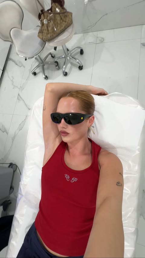 Instagram post by @hollyroche__ for Thérapie Clinic. Caption reads: It’s time to get smooth for summer and I’ve teamed....