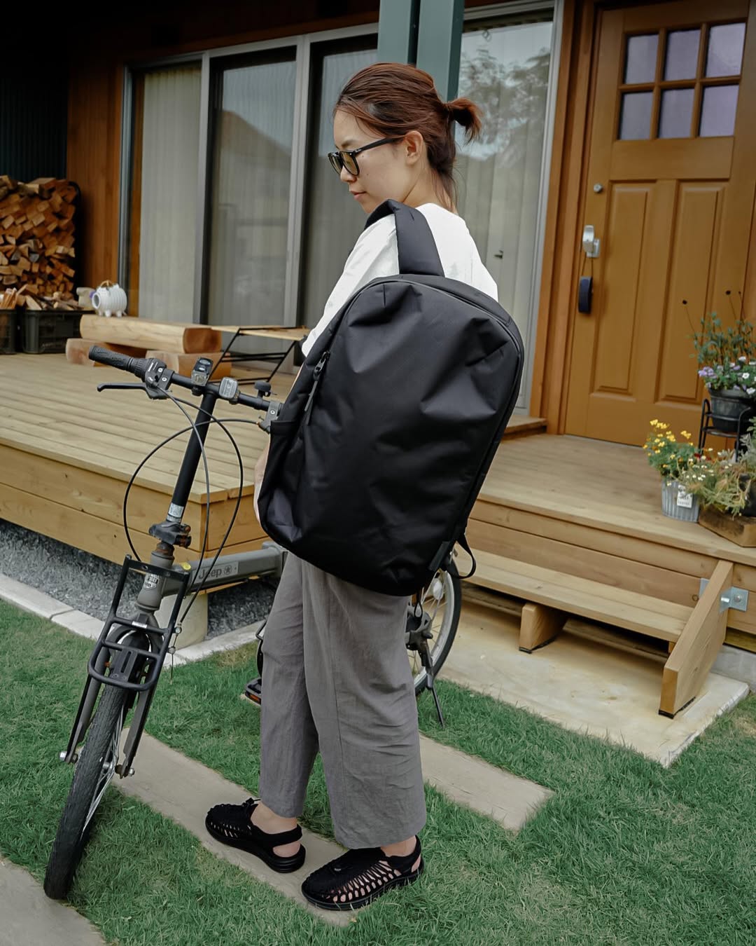 Instagram post by @kuma_camp for Wexley. Caption reads: お久しぶりの投稿です🐻
私のリアルな通勤STYLE🚲でこんばんは🌉

というのも、リュックを新....
