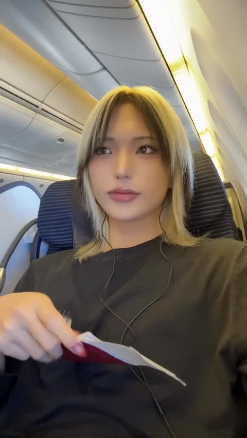 Instagram post by @zuttijapanese for VT COSMETICS Japan. Caption reads: みんなで楽しすぎた韓国旅行🫶🏻🇰🇷

これまでにないメガ割は必ずチェックしてね！？
#PR....