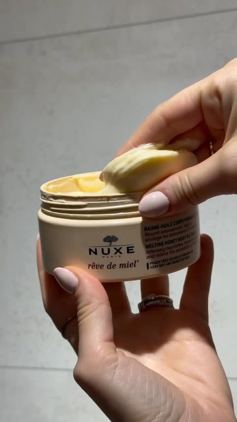 Instagram post by @sarah.berisha for NUXE. Caption reads: cozy winter shower nights 🫧🎄

•rêve de miel face....