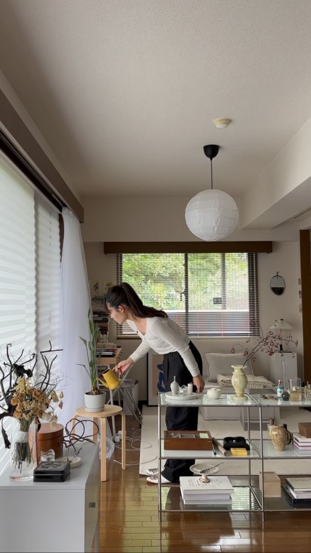 Instagram post by @___.iin for Little Rooms. Caption reads: ラグを新しくしました！
以前のよりかなり大きくなってくつろぎスペースが増えました🌿

汚れたら丸洗....