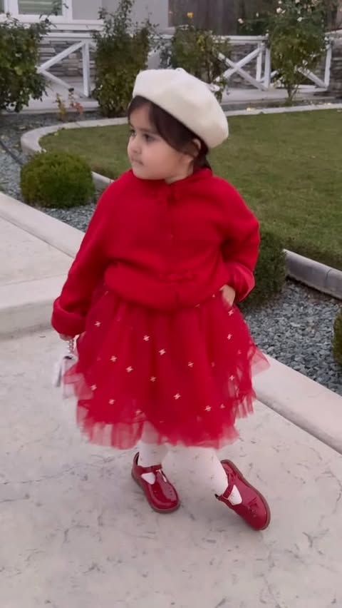 Instagram post by an influencer for Dave & Bella. Caption reads: [...] that’s cozy yet elegant—this....