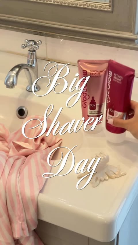 Instagram post by @pingvibes for Glad2Glow Thai. Caption reads: Big shower day 🎀💞🧖🏻‍♀️ #Glad2Glow....