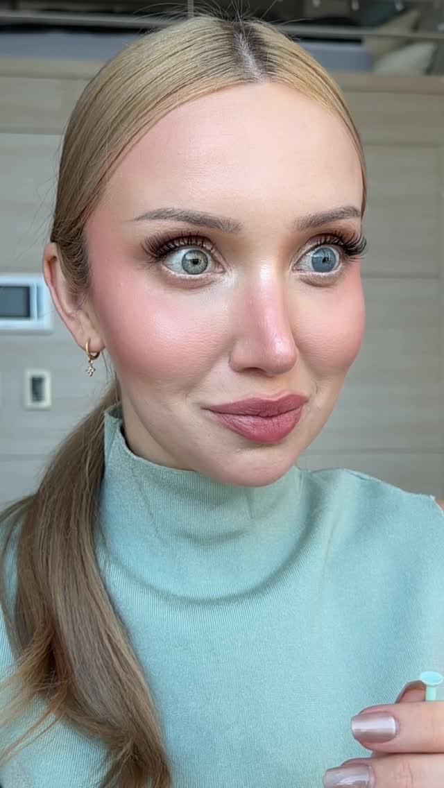 Instagram post by @vikawilwer for ICOICE. Caption reads: [...] #coloredcontacts #koreanbeauty....