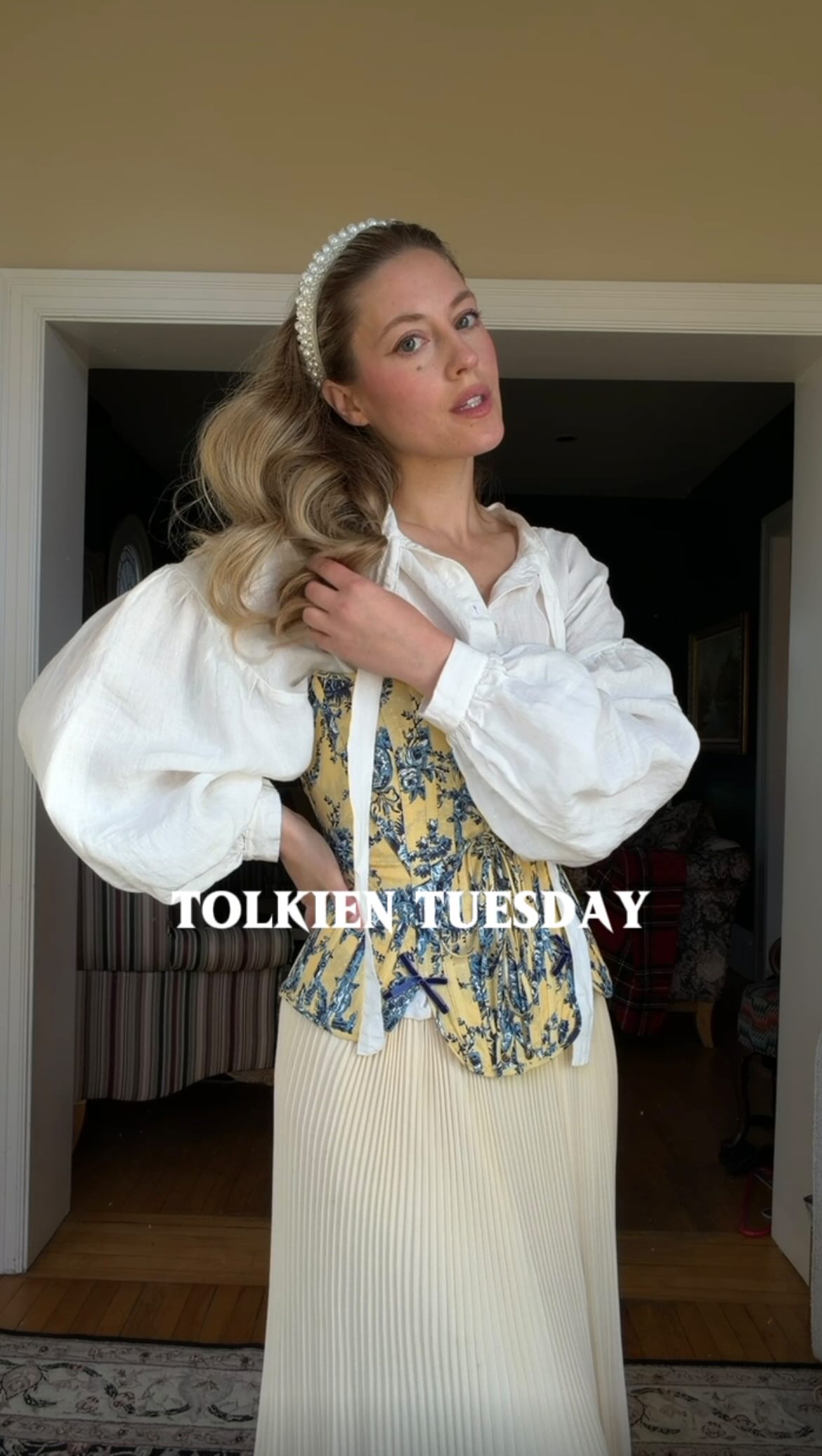 Instagram post by @thosebookgirls_ for Son de Flor. Caption reads: My favourite new series! My last look was....