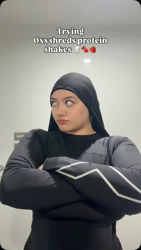 Instagram post by @carragh.m for EHPlabs. Caption reads: [...] shakes!🍫🍓
10/10 highly recommend.

....