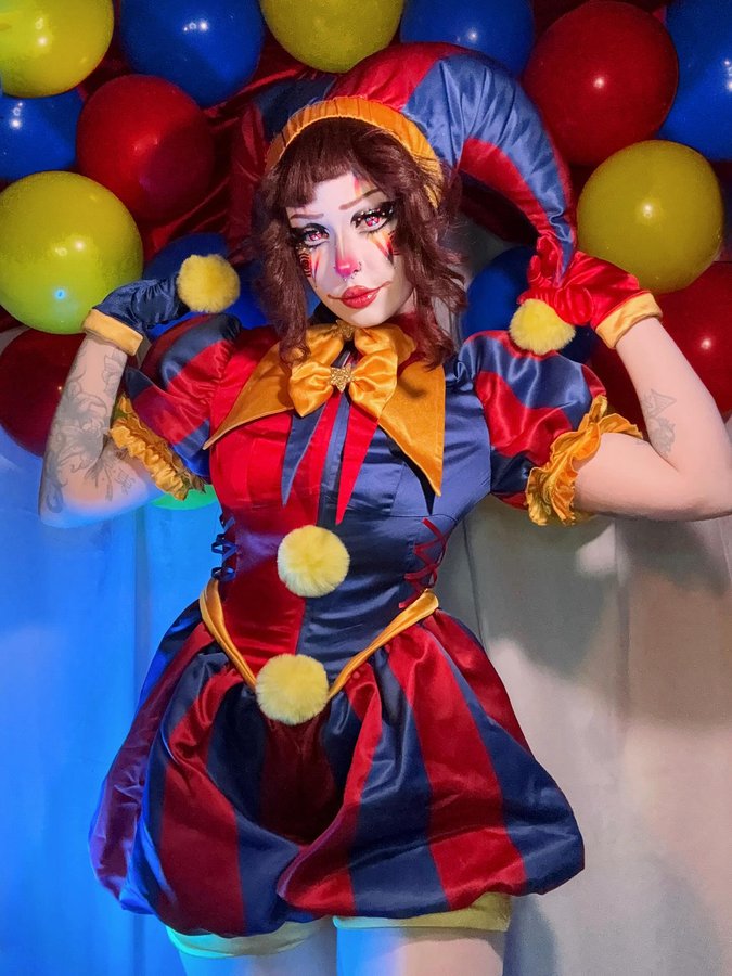 Instagram post by @kirapika.cos for UNIQSO. Caption reads: [...] from @miccostumes *
Lenses from @uniqso....