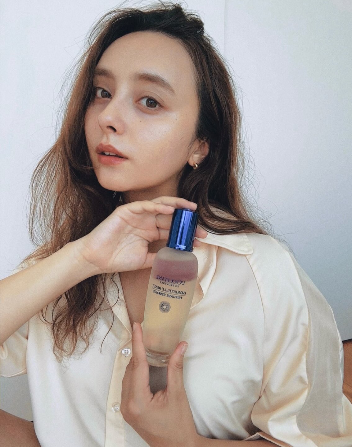 Instagram post by @nicole_ishida for LOCCITANE. Caption reads: 私のスキンケアで手放せない一本。
使うたびにオート・プロヴァンスを思い出す香り。
それがロクシタンの....
