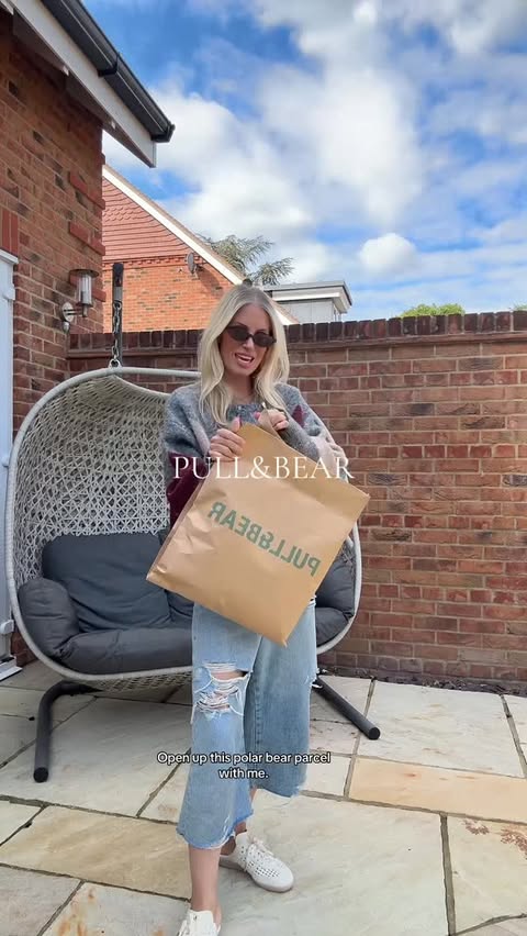 Instagram post by @mariaelondon for Pull&Bear. Caption reads: PULL&BEAR new in ❤️ I have to admit I love all....