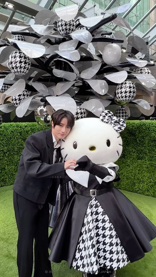 Instagram post by @txt_bighit for Hello Kitty. Caption reads: 🖤 #BEOMGYU meets #ハローキティ 🤍
@hellokitty....