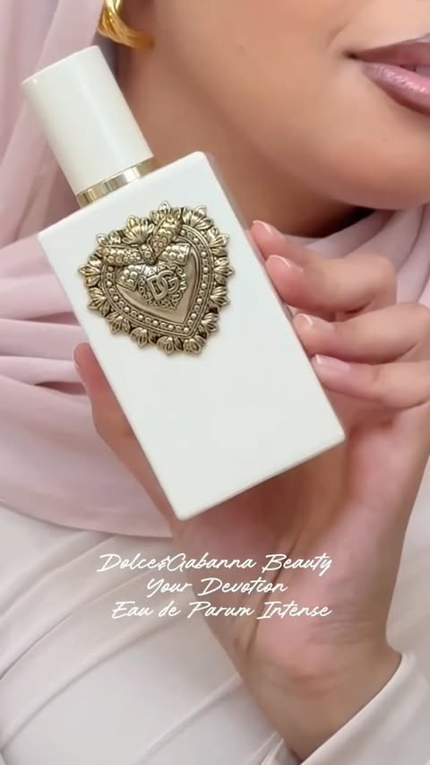 Instagram post by @beautybyyasi for Dolce&Gabbana Beauty. Caption reads: Unlocked my newest signature scent....